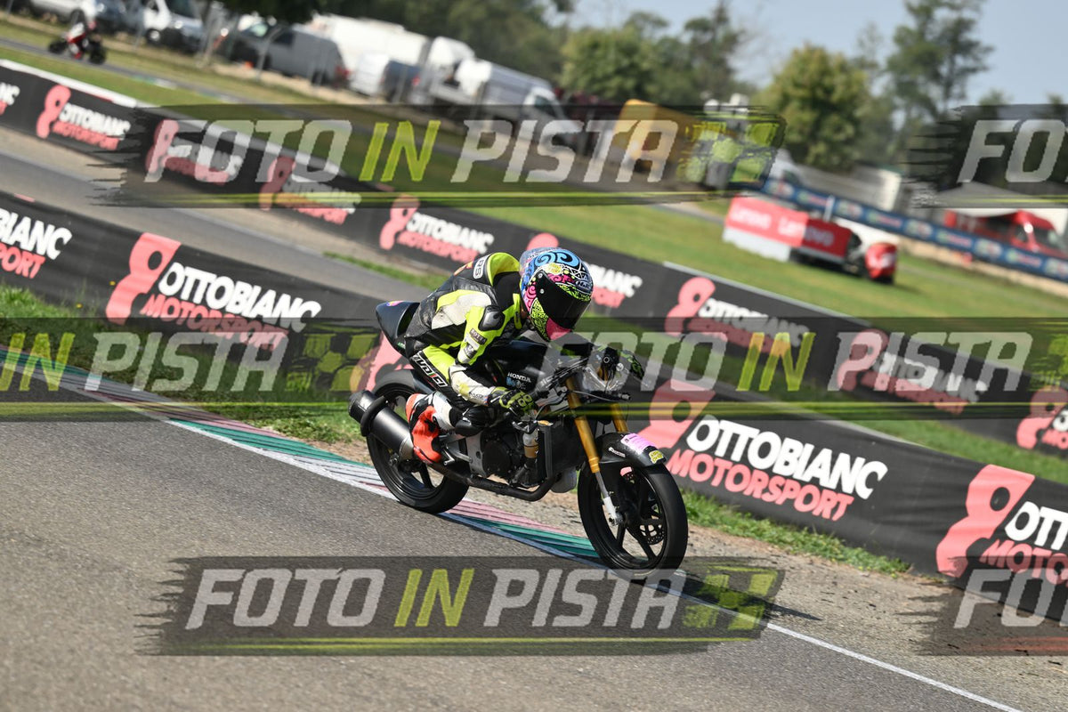 PITBIKE - SCOOTER GIALLO FLUO - CASCO ROSA · DSH_5068