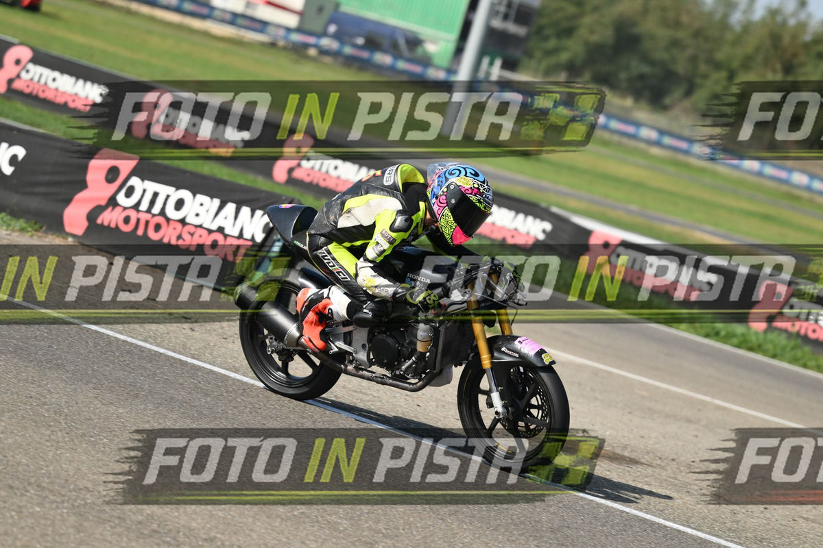 PITBIKE - SCOOTER GIALLO FLUO - CASCO ROSA · DSH_5070