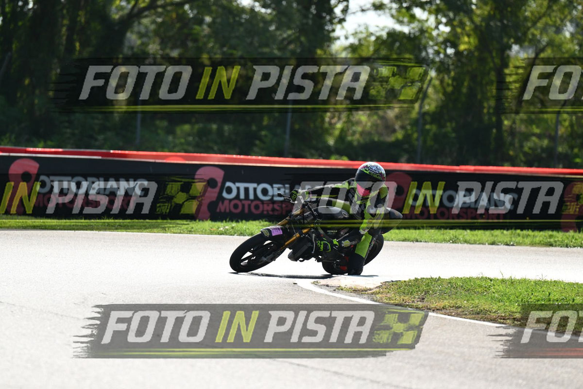 PITBIKE - SCOOTER GIALLO FLUO - CASCO ROSA · DSH_5386