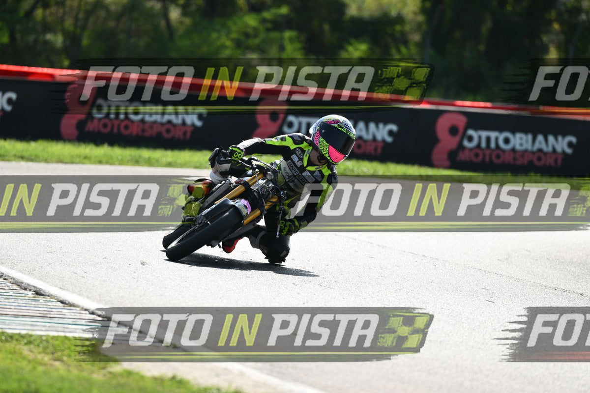 PITBIKE - SCOOTER GIALLO FLUO - CASCO ROSA · DSH_5391