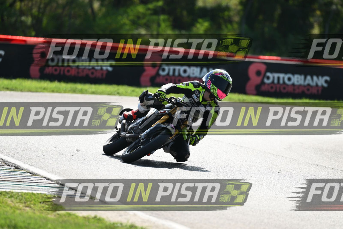PITBIKE - SCOOTER GIALLO FLUO - CASCO ROSA · DSH_5392