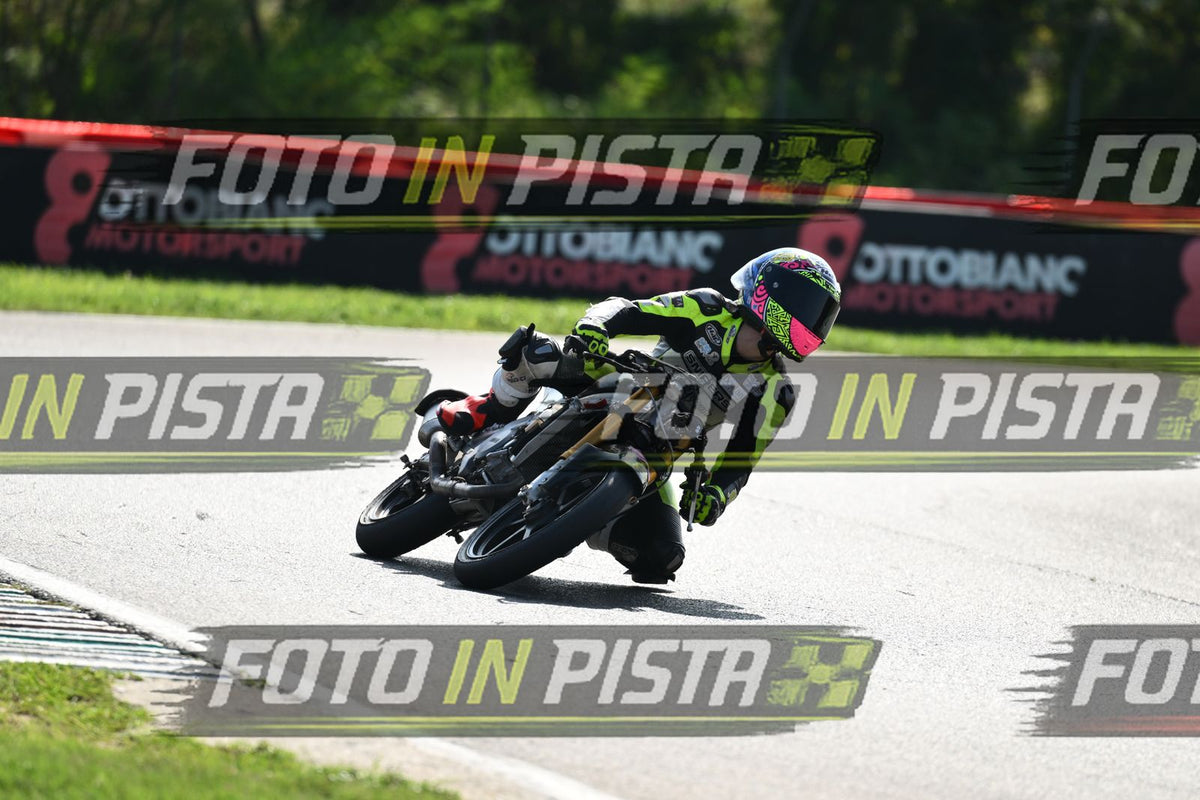 PITBIKE - SCOOTER GIALLO FLUO - CASCO ROSA · DSH_5393