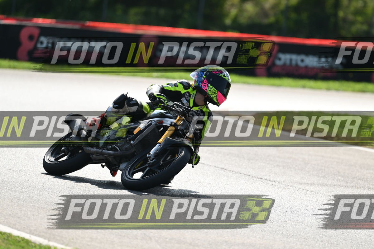 PITBIKE - SCOOTER GIALLO FLUO - CASCO ROSA · DSH_5395