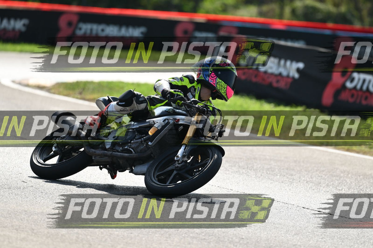 PITBIKE - SCOOTER GIALLO FLUO - CASCO ROSA · DSH_5396