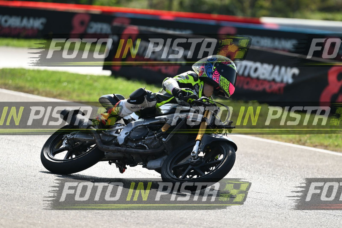 PITBIKE - SCOOTER GIALLO FLUO - CASCO ROSA · DSH_5397
