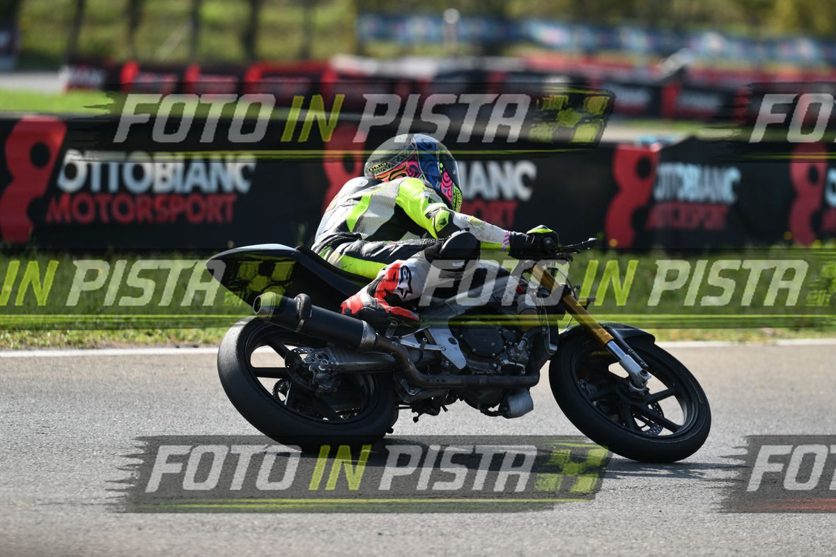 PITBIKE - SCOOTER GIALLO FLUO - CASCO ROSA · DSH_5400
