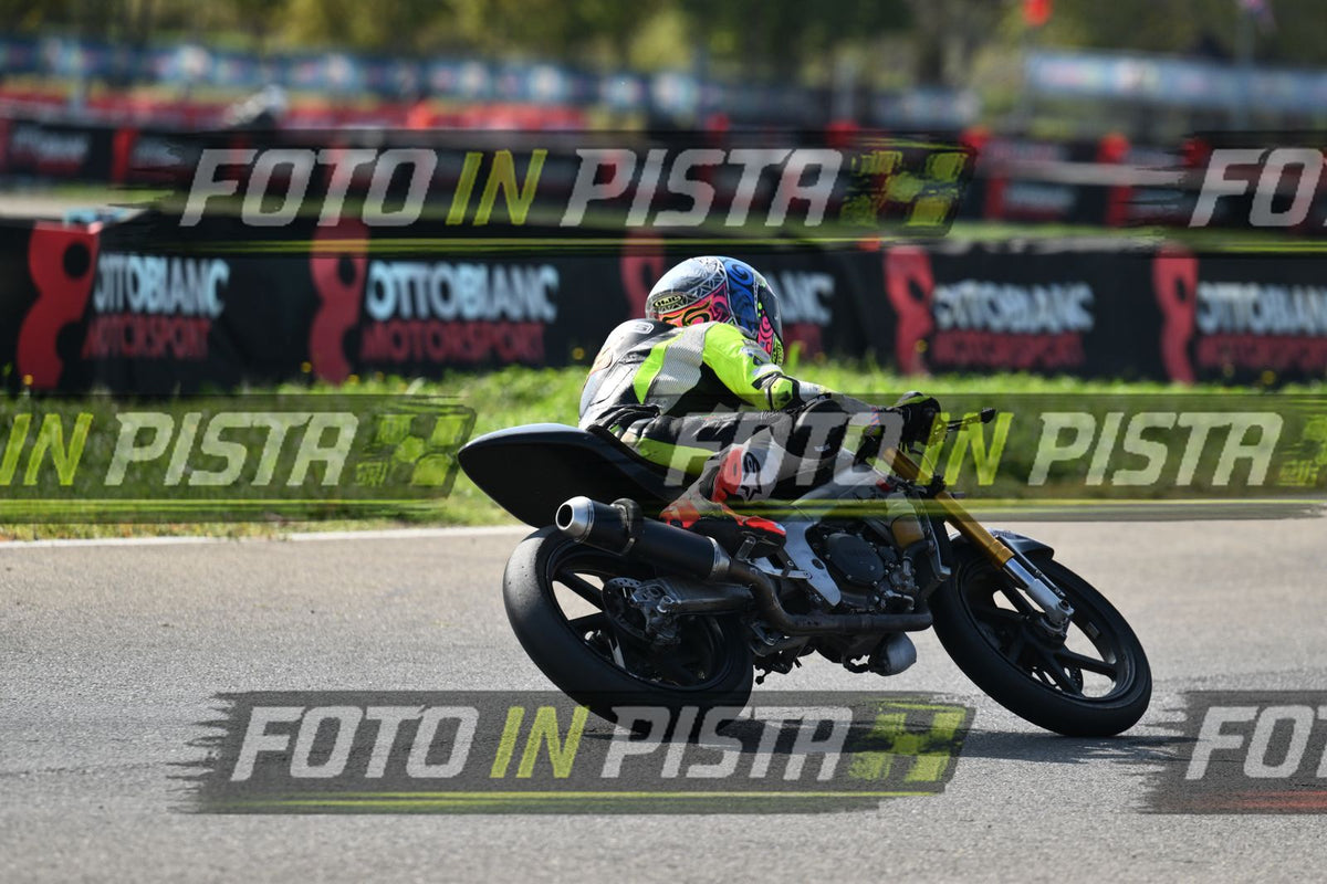 PITBIKE - SCOOTER GIALLO FLUO - CASCO ROSA · DSH_5401