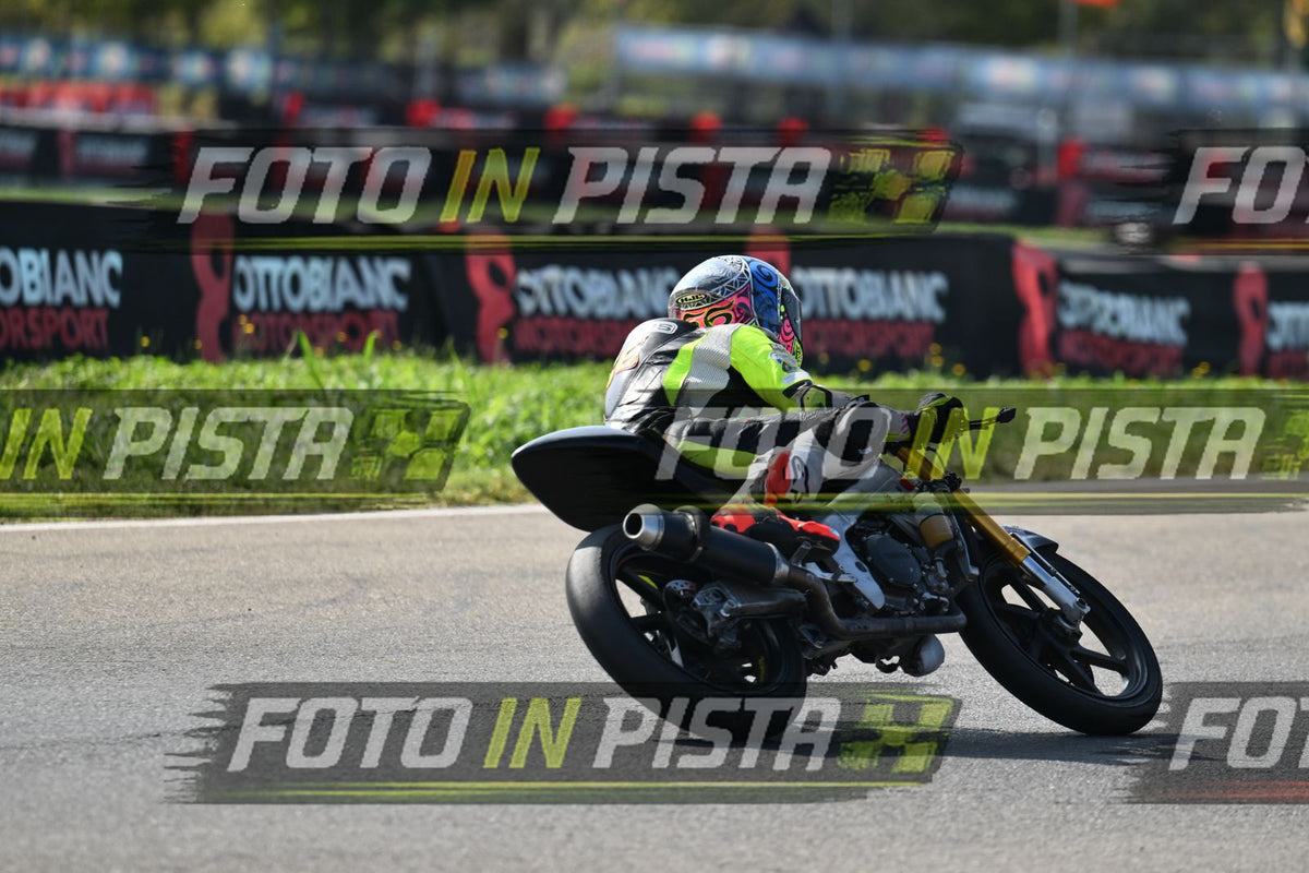 PITBIKE - SCOOTER GIALLO FLUO - CASCO ROSA · DSH_5402