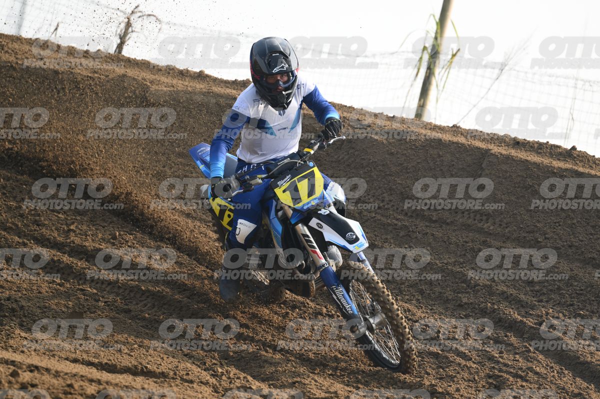17 · DSH_6702