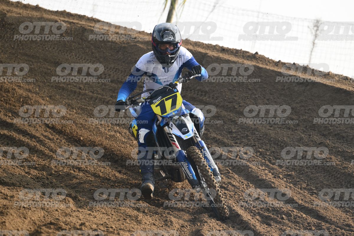 17 · DSH_6703