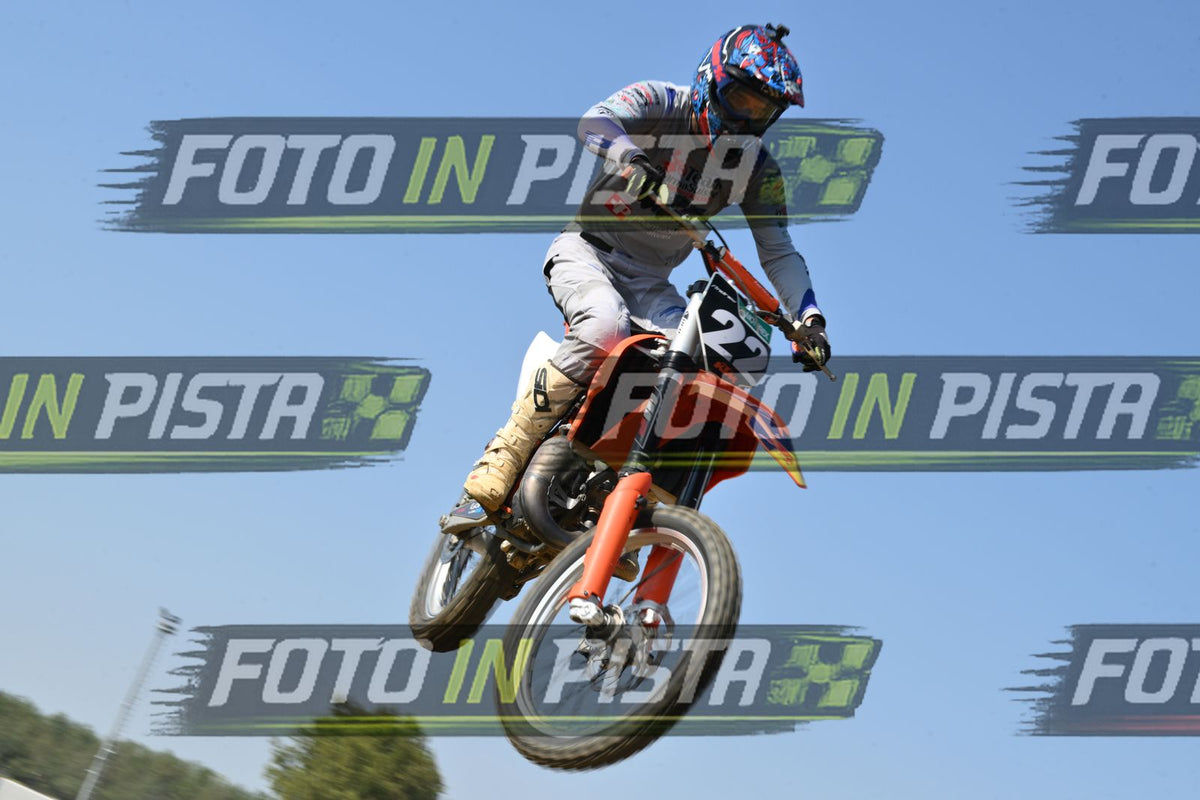 22 · DSH_7560