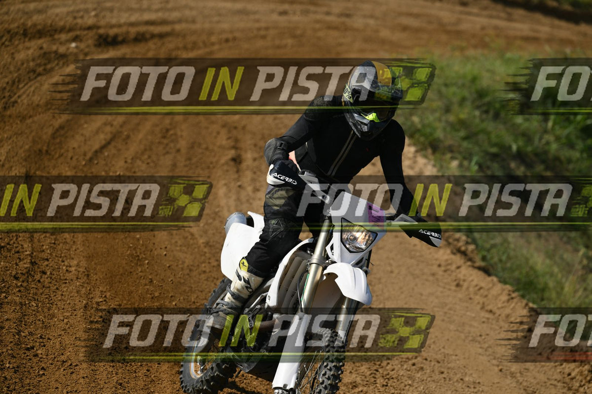 WHITE BIKE - BLACK SHIRT · DSH_7586