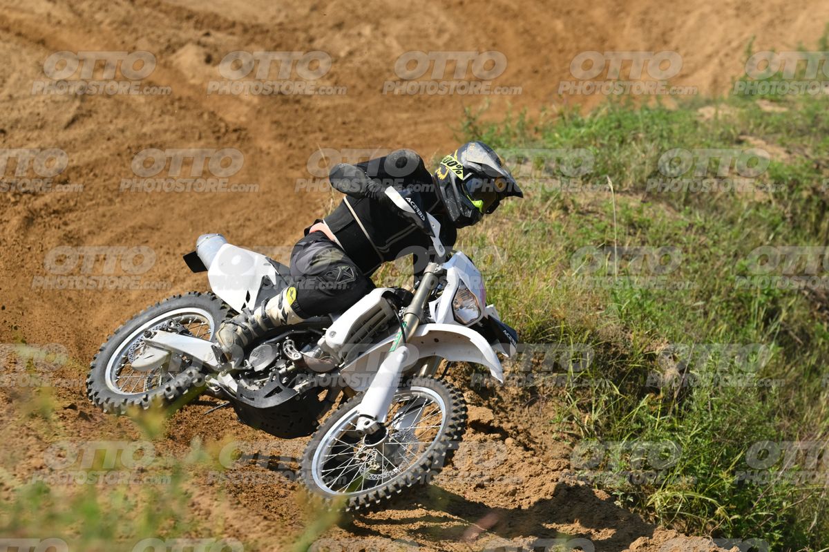 WHITE BIKE - BLACK SHIRT · DSH_7741
