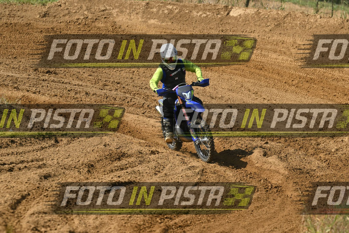 BLUE BIKE FARO - WHITE HELMET YELLOW SHIRT · DSH_7742