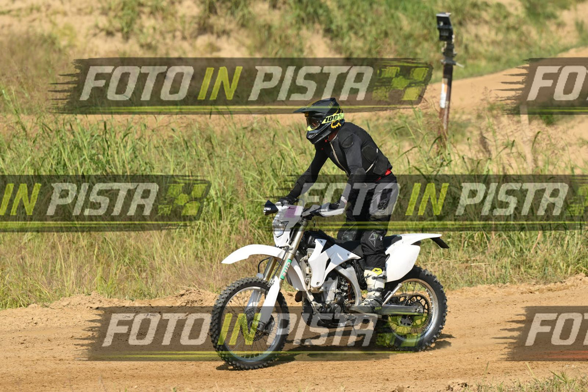 WHITE BIKE - BLACK SHIRT · DSH_7761
