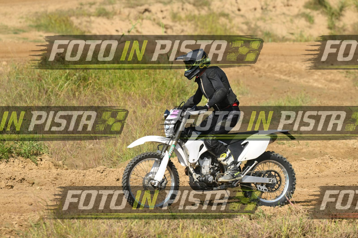 WHITE BIKE - BLACK SHIRT · DSH_7763