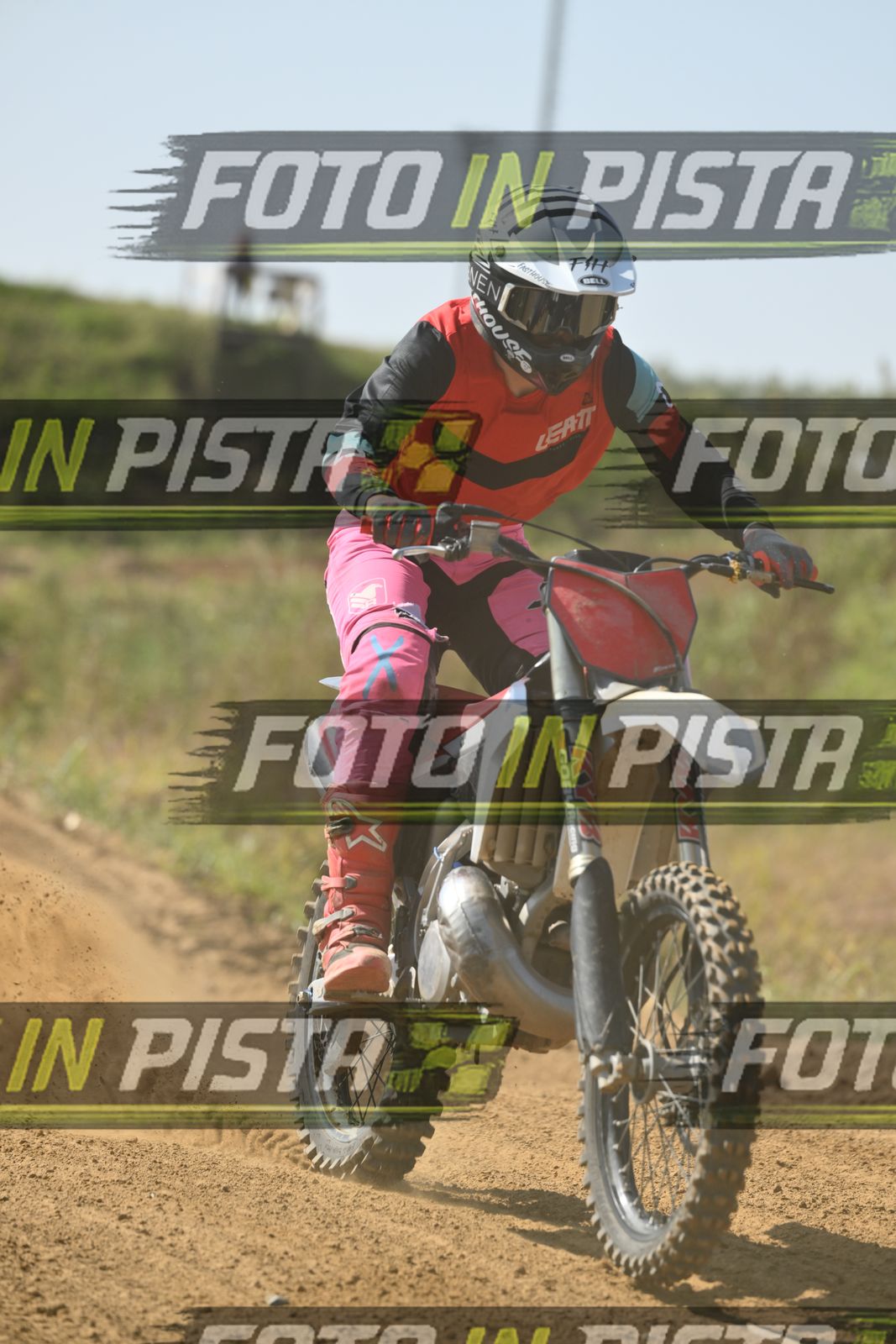 WHITE RED BIKE - LEATT RED BLACK SHIRT - GREY HELMET · DSH_8048