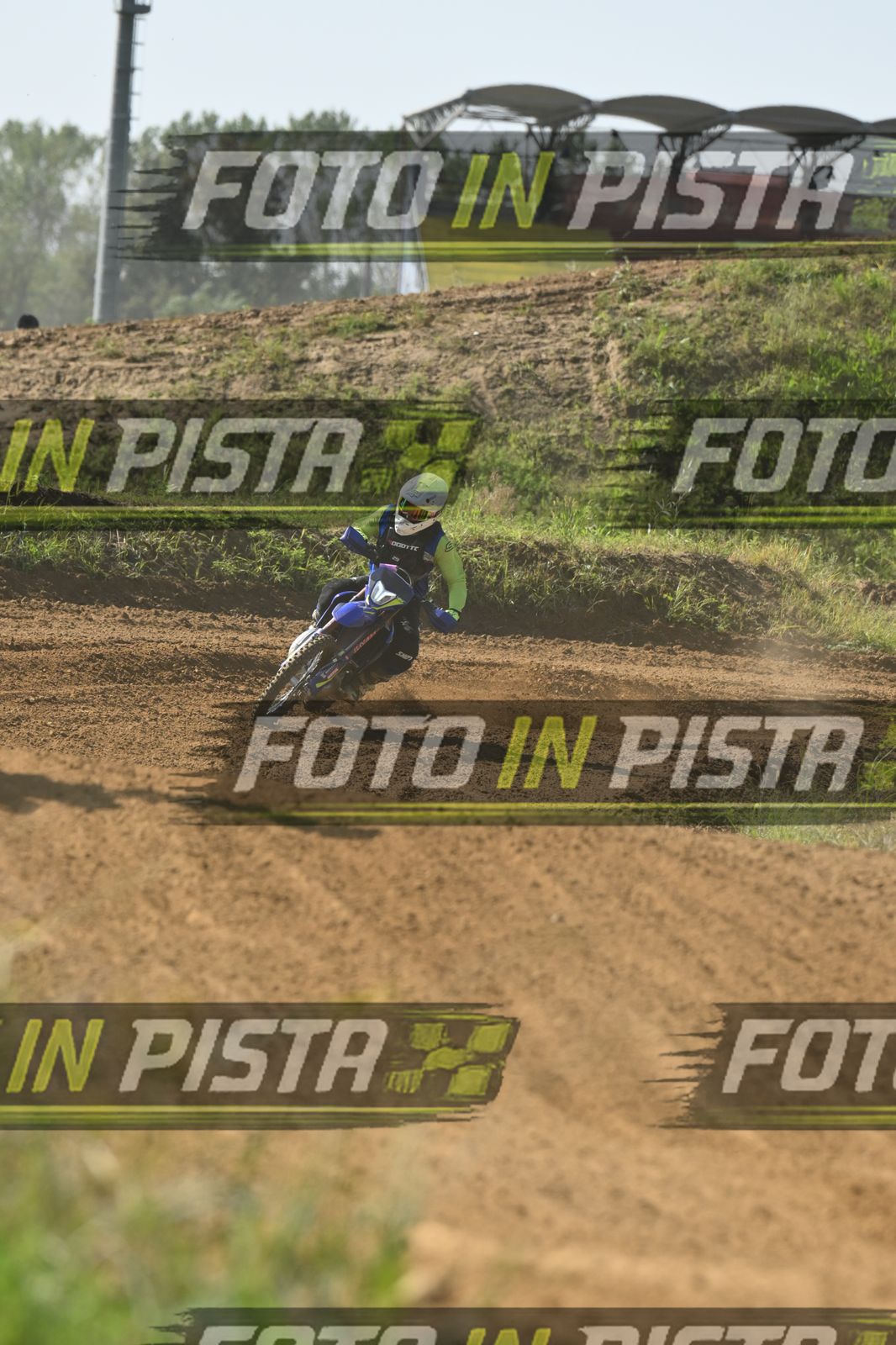 BLUE BIKE FARO - WHITE HELMET YELLOW SHIRT · DSH_8070