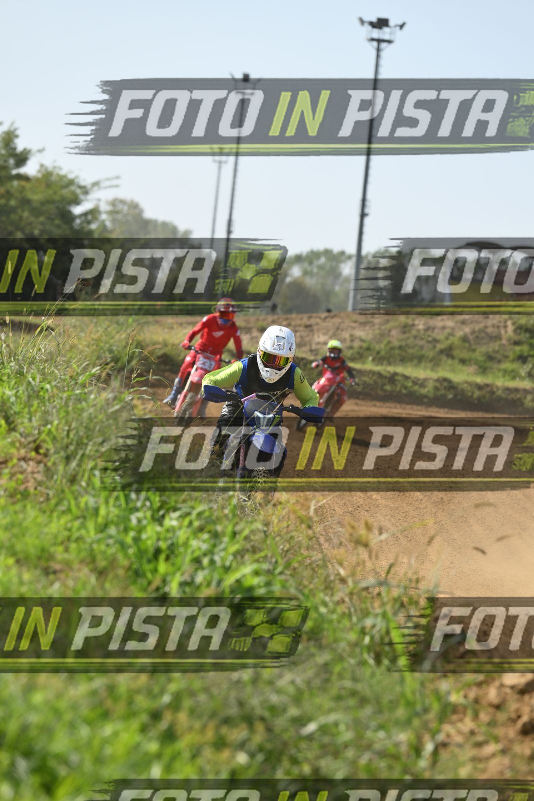 BLUE BIKE FARO - WHITE HELMET YELLOW SHIRT · DSH_8076