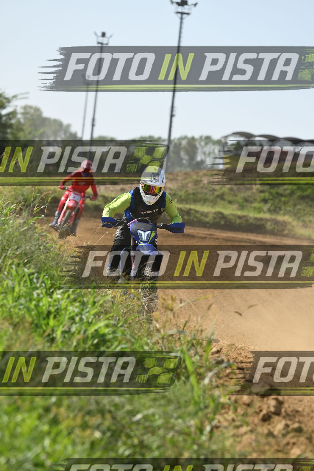BLUE BIKE FARO - WHITE HELMET YELLOW SHIRT · DSH_8078