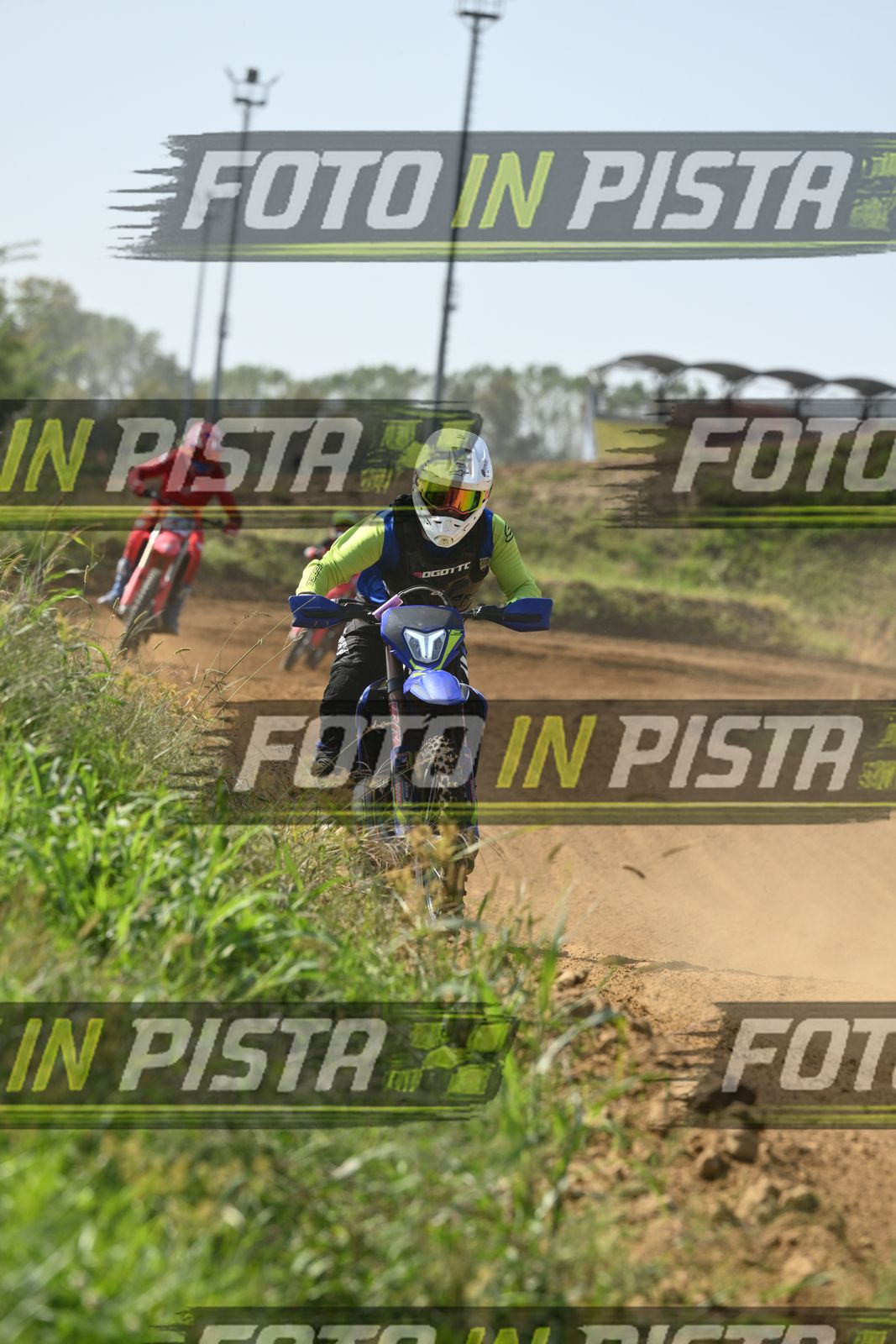 BLUE BIKE FARO - WHITE HELMET YELLOW SHIRT · DSH_8079