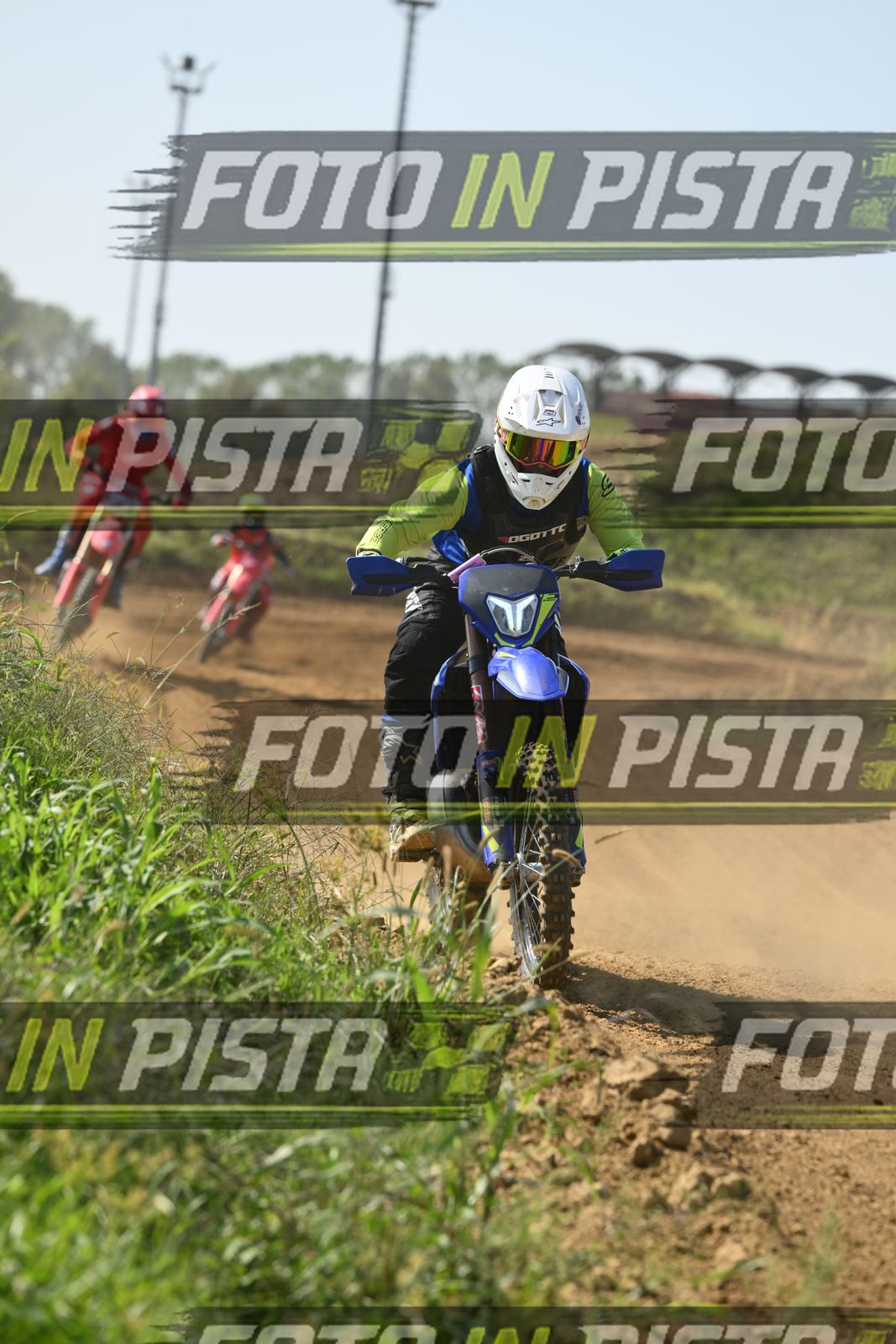 BLUE BIKE FARO - WHITE HELMET YELLOW SHIRT · DSH_8081