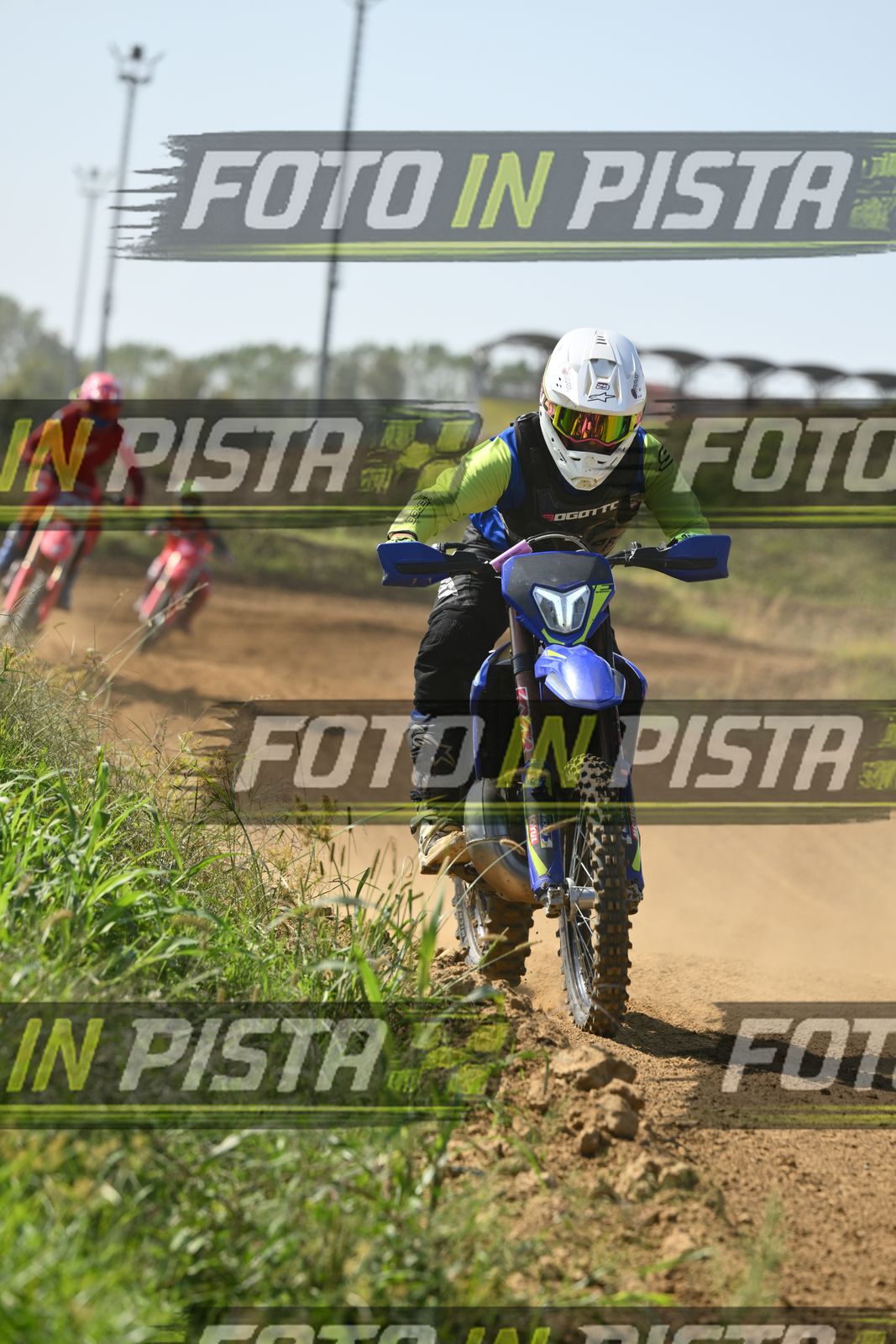 BLUE BIKE FARO - WHITE HELMET YELLOW SHIRT · DSH_8082