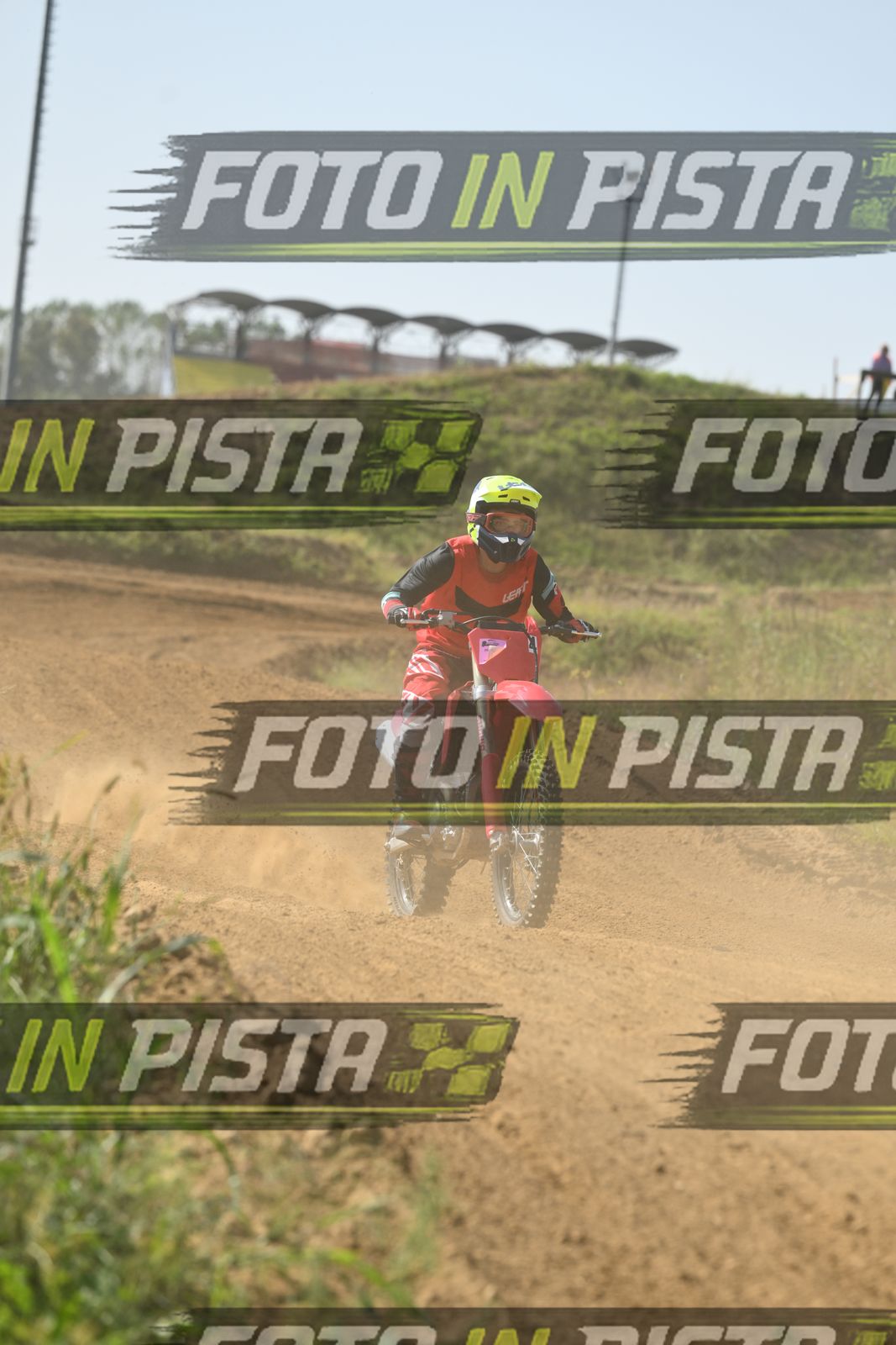 4 RED HONDA YELLOW HELMET · DSH_8094