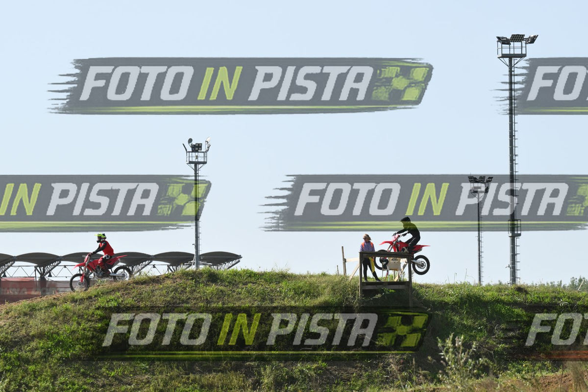 4 RED HONDA YELLOW HELMET · DSH_8193