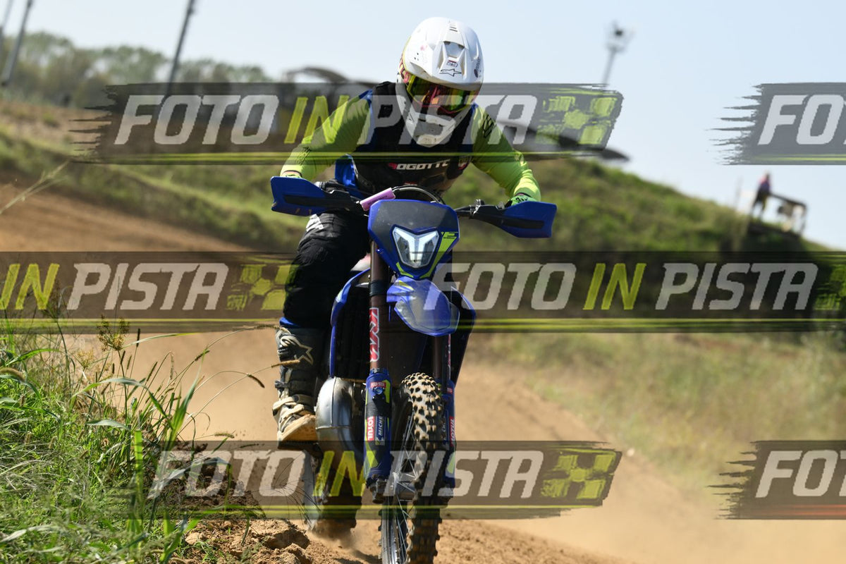 BLUE BIKE FARO - WHITE HELMET YELLOW SHIRT · DSH_8236