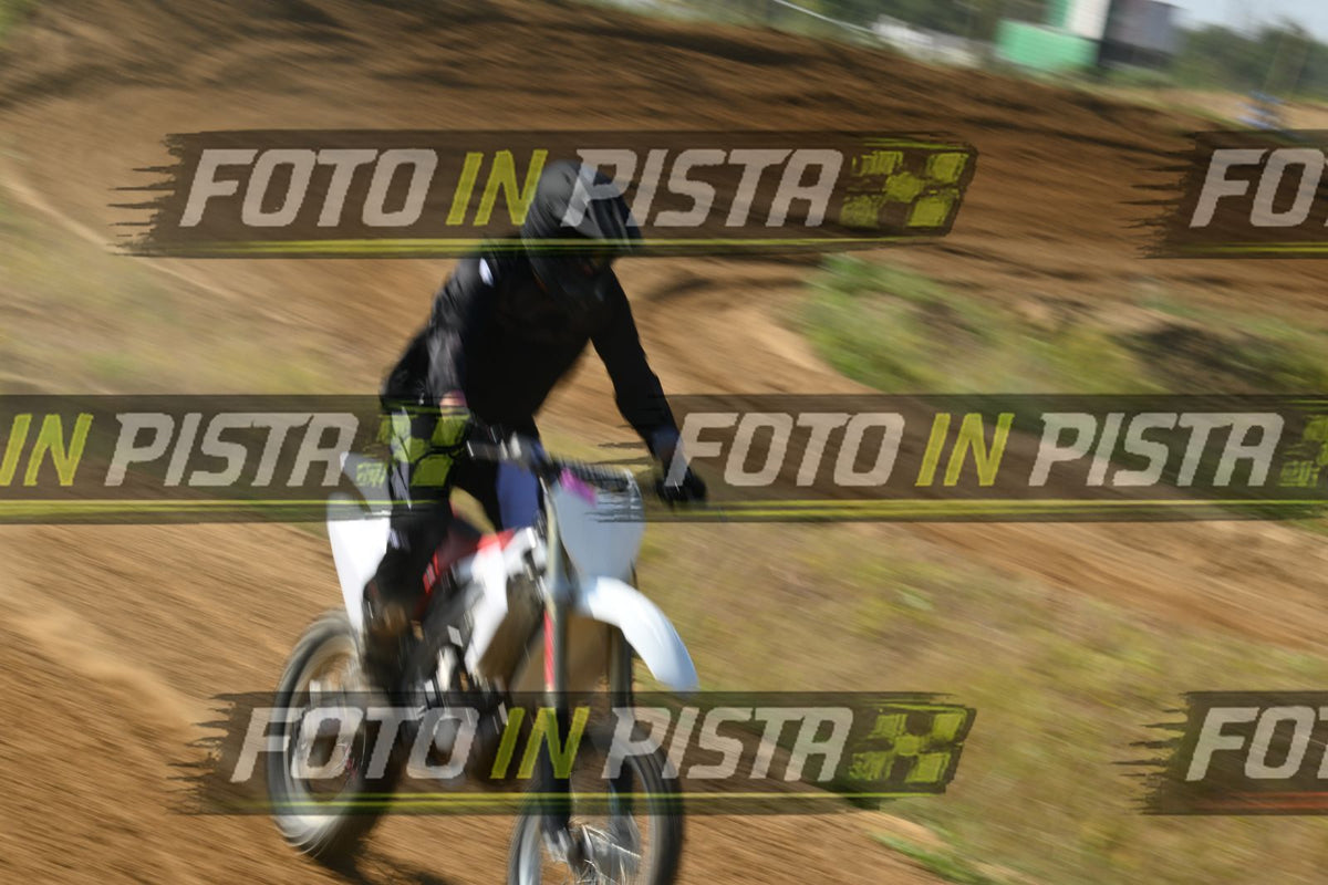 WHITE BIKE - BLACK SHIRT · DSH_8396