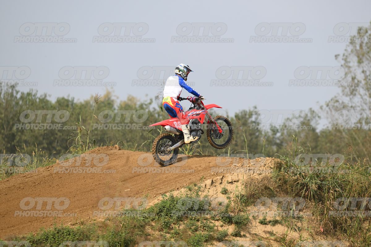23 · DSH_8562