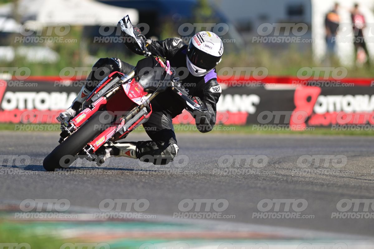 SUPERMOTO 0 - black red moro white helmet · DSH_8623
