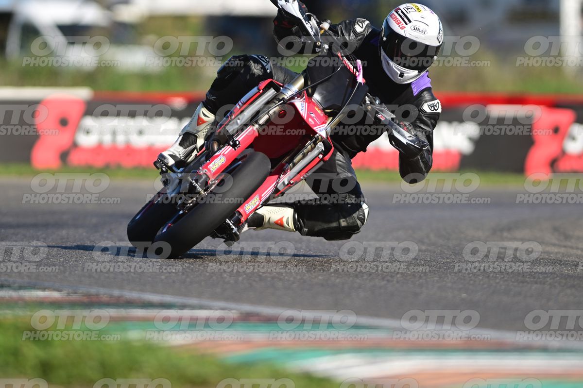 SUPERMOTO 0 - black red moro white helmet · DSH_8624