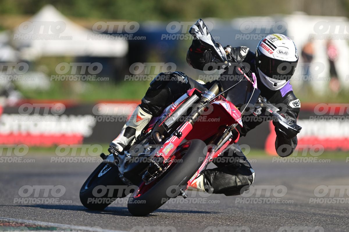 SUPERMOTO 0 - black red moro white helmet · DSH_8625