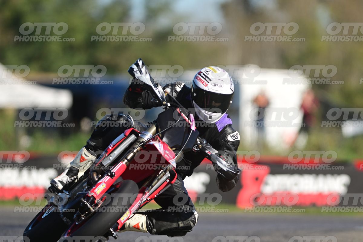 SUPERMOTO 0 - black red moro white helmet · DSH_8673