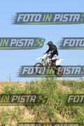 WHITE BIKE - BLACK SHIRT · DSH_8716