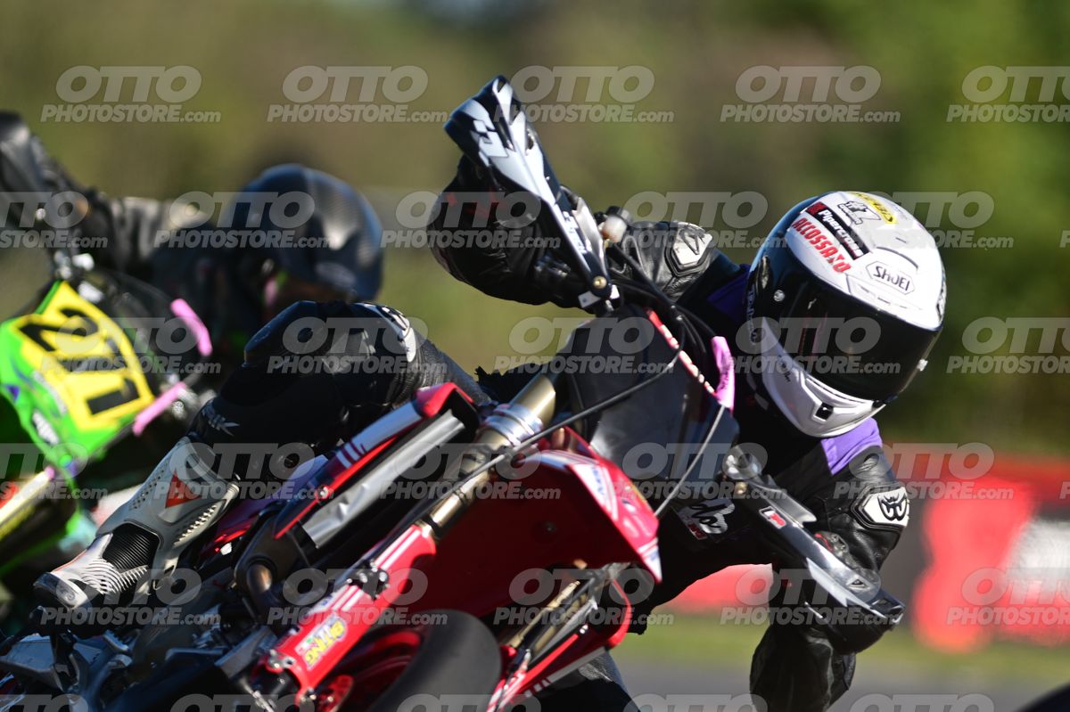 SUPERMOTO 0 - black red moro white helmet · DSH_8805