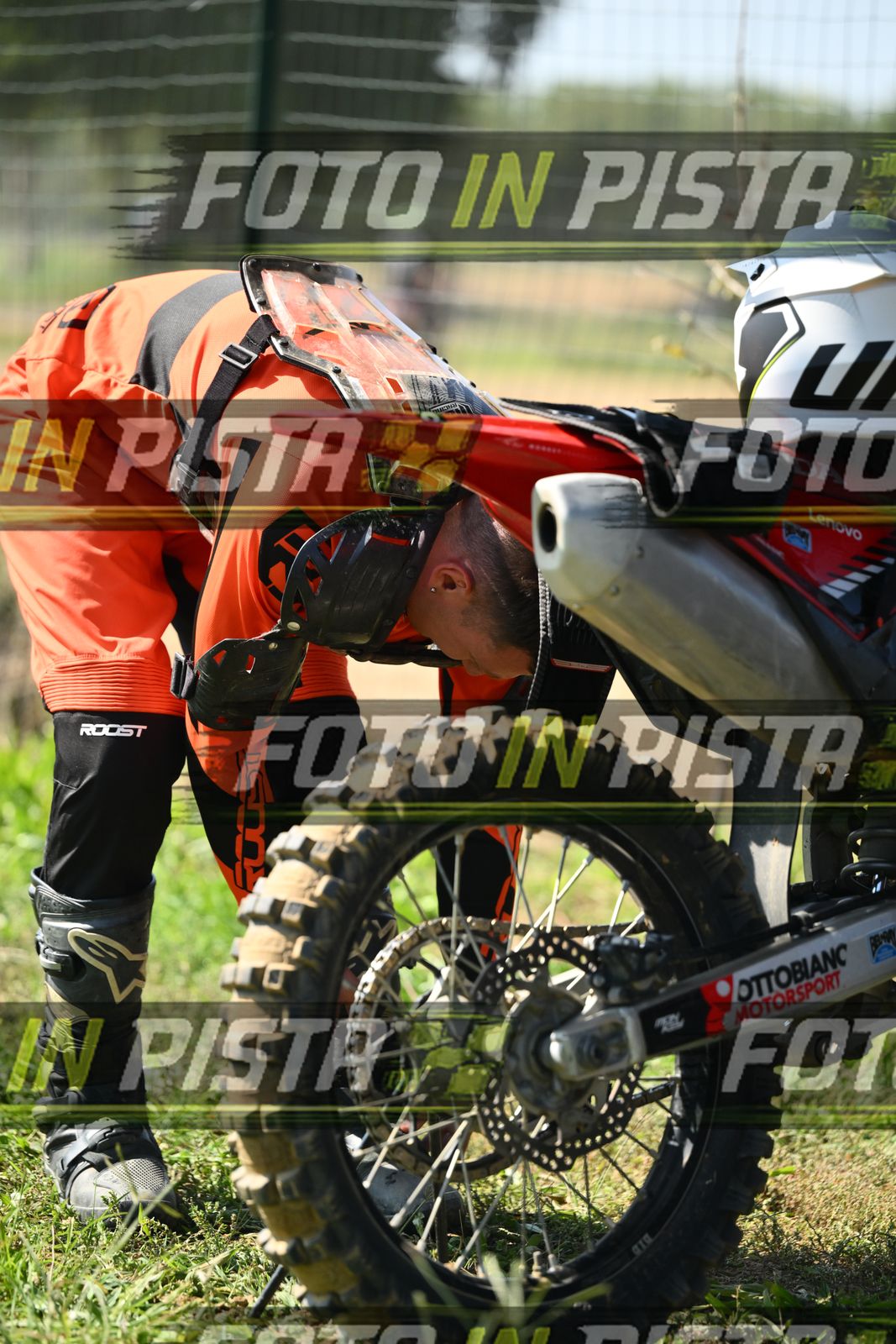 RENT BIKE - LEATT BLACK RED SHIRT · DSH_8873
