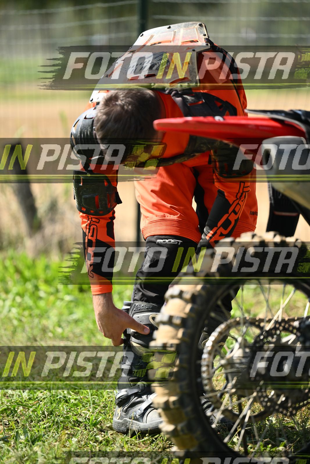 RENT BIKE - LEATT BLACK RED SHIRT · DSH_8876