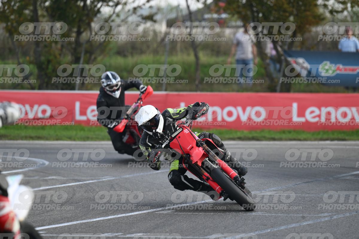 SUPERMOTO 0 RED CRF - WHITE HELMET · DSH_8945