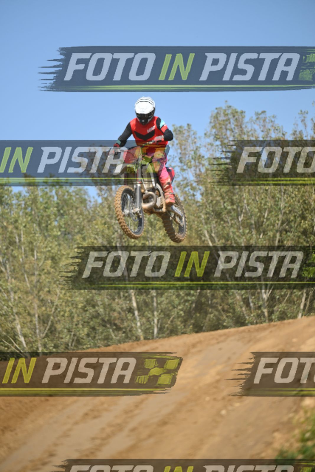 WHITE RED BIKE - LEATT RED BLACK SHIRT - GREY HELMET · DSH_9077