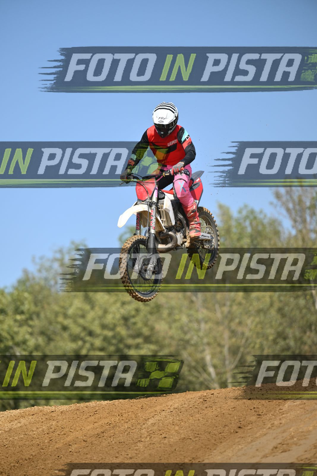 WHITE RED BIKE - LEATT RED BLACK SHIRT - GREY HELMET · DSH_9082