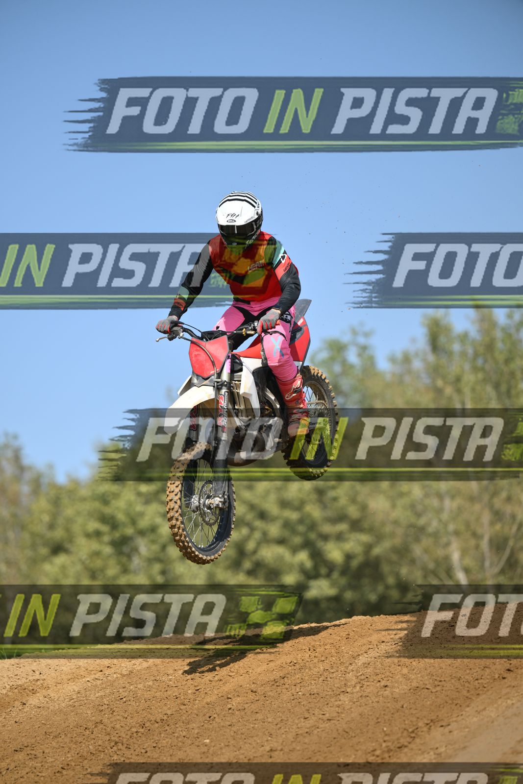 WHITE RED BIKE - LEATT RED BLACK SHIRT - GREY HELMET · DSH_9084