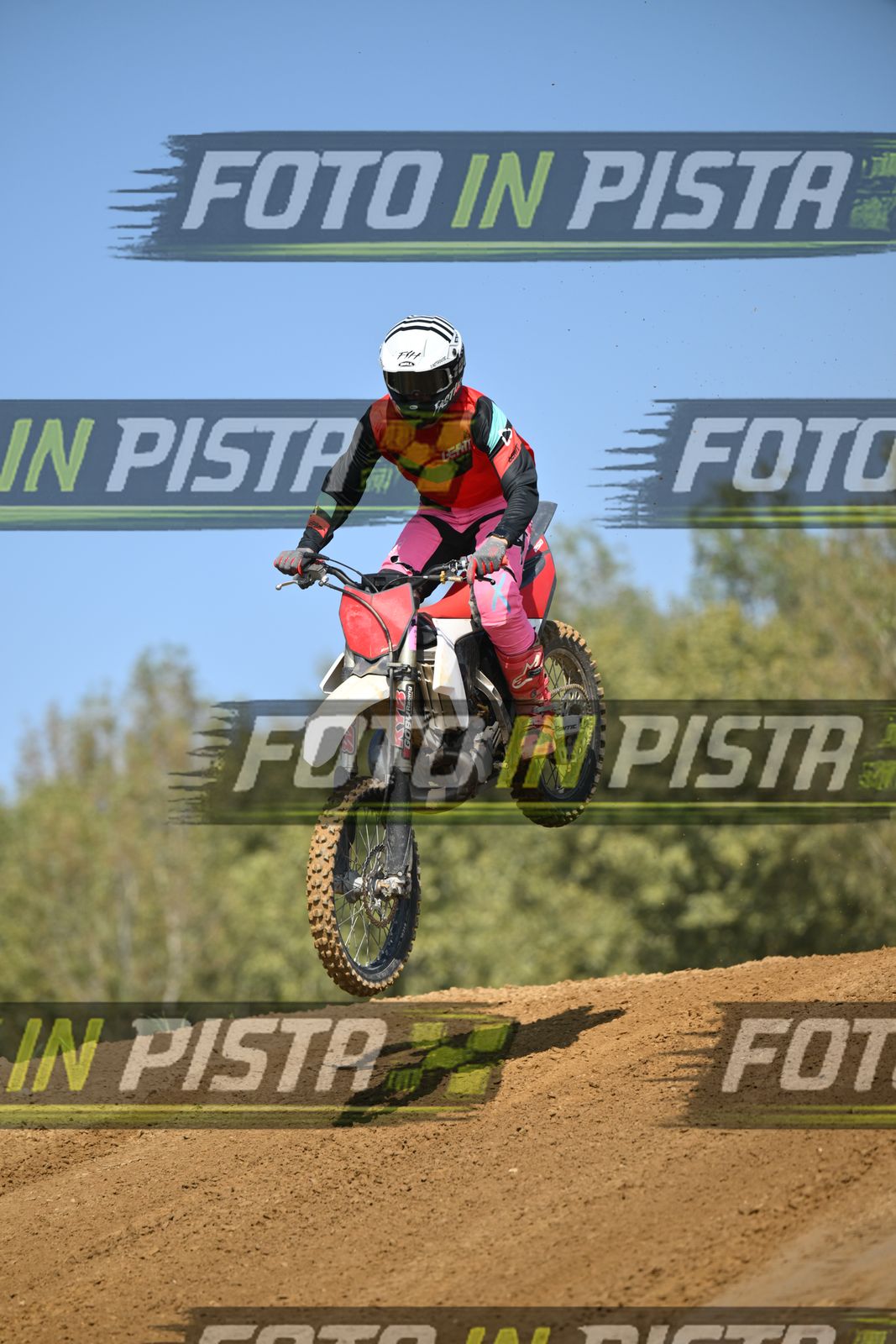 WHITE RED BIKE - LEATT RED BLACK SHIRT - GREY HELMET · DSH_9085