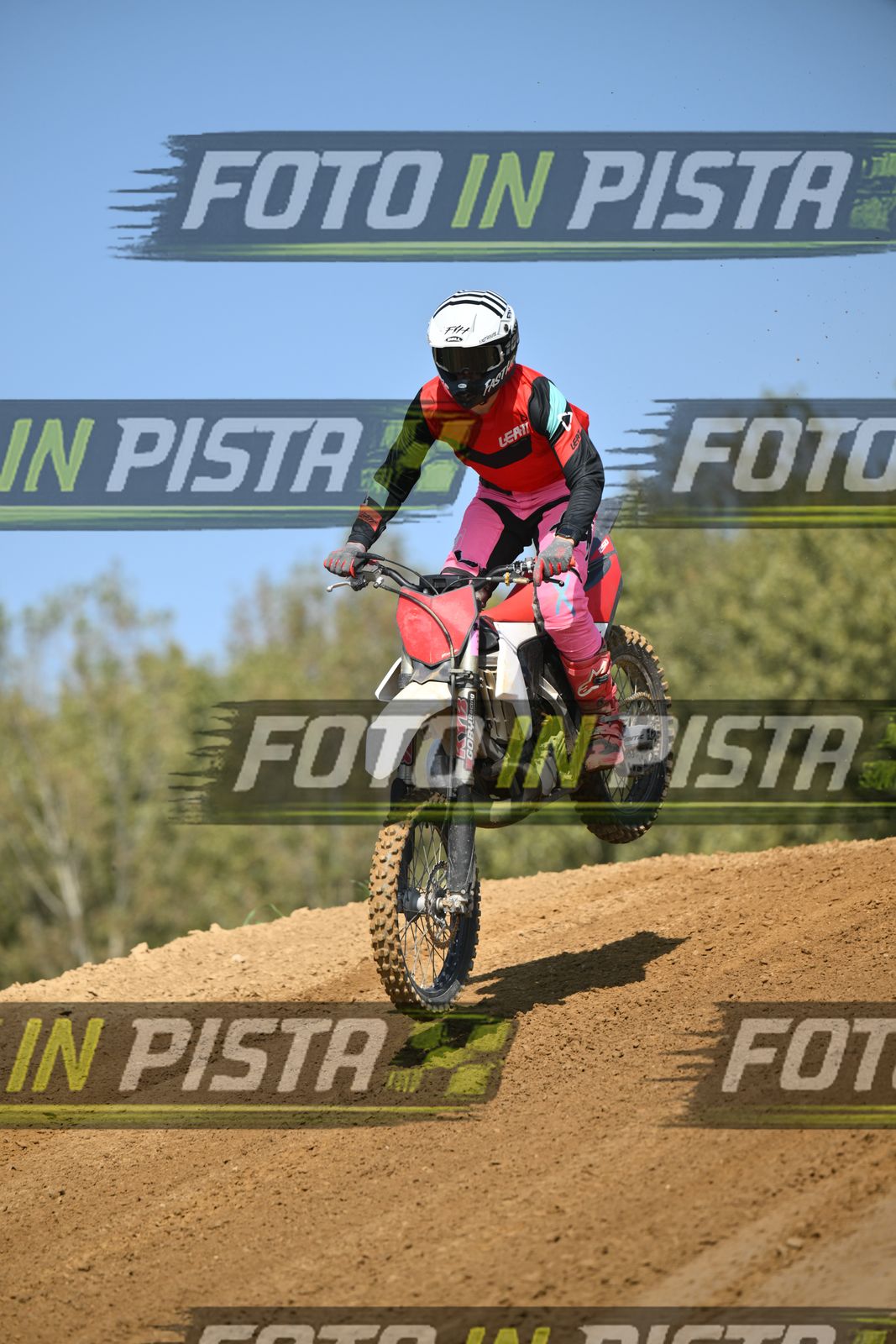 WHITE RED BIKE - LEATT RED BLACK SHIRT - GREY HELMET · DSH_9086
