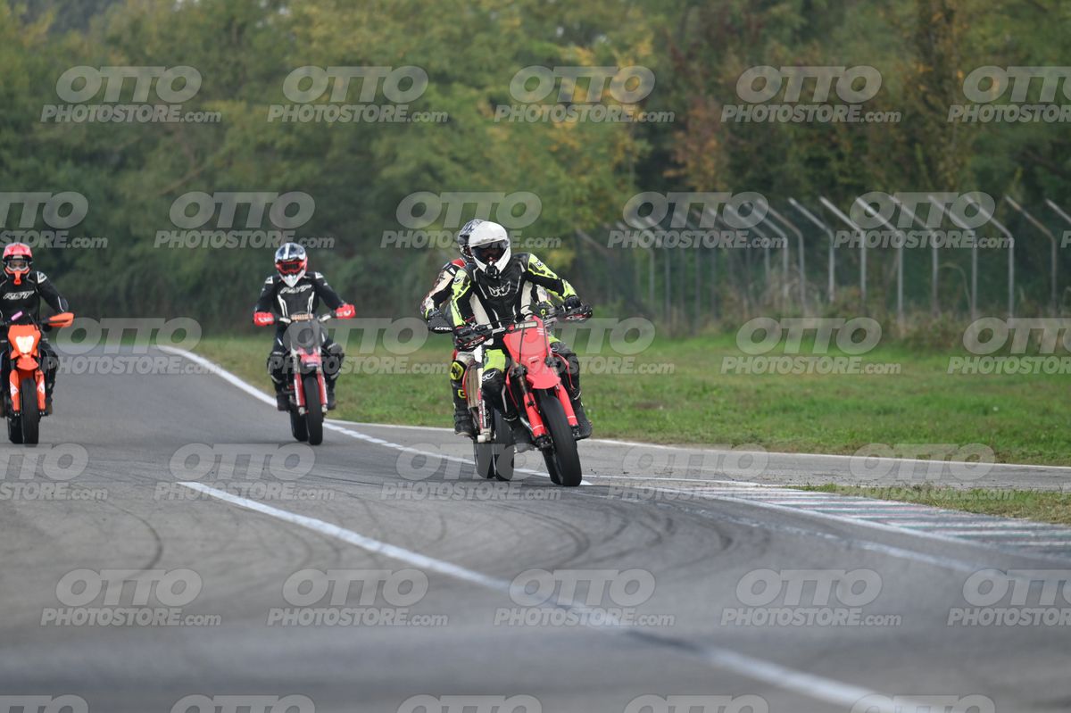 SUPERMOTO 0 RED CRF - WHITE HELMET · DSH_9086