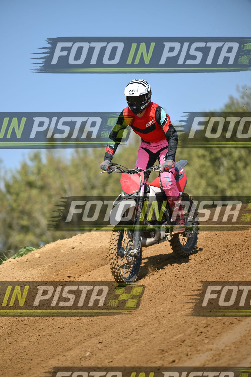 WHITE RED BIKE - LEATT RED BLACK SHIRT - GREY HELMET · DSH_9087
