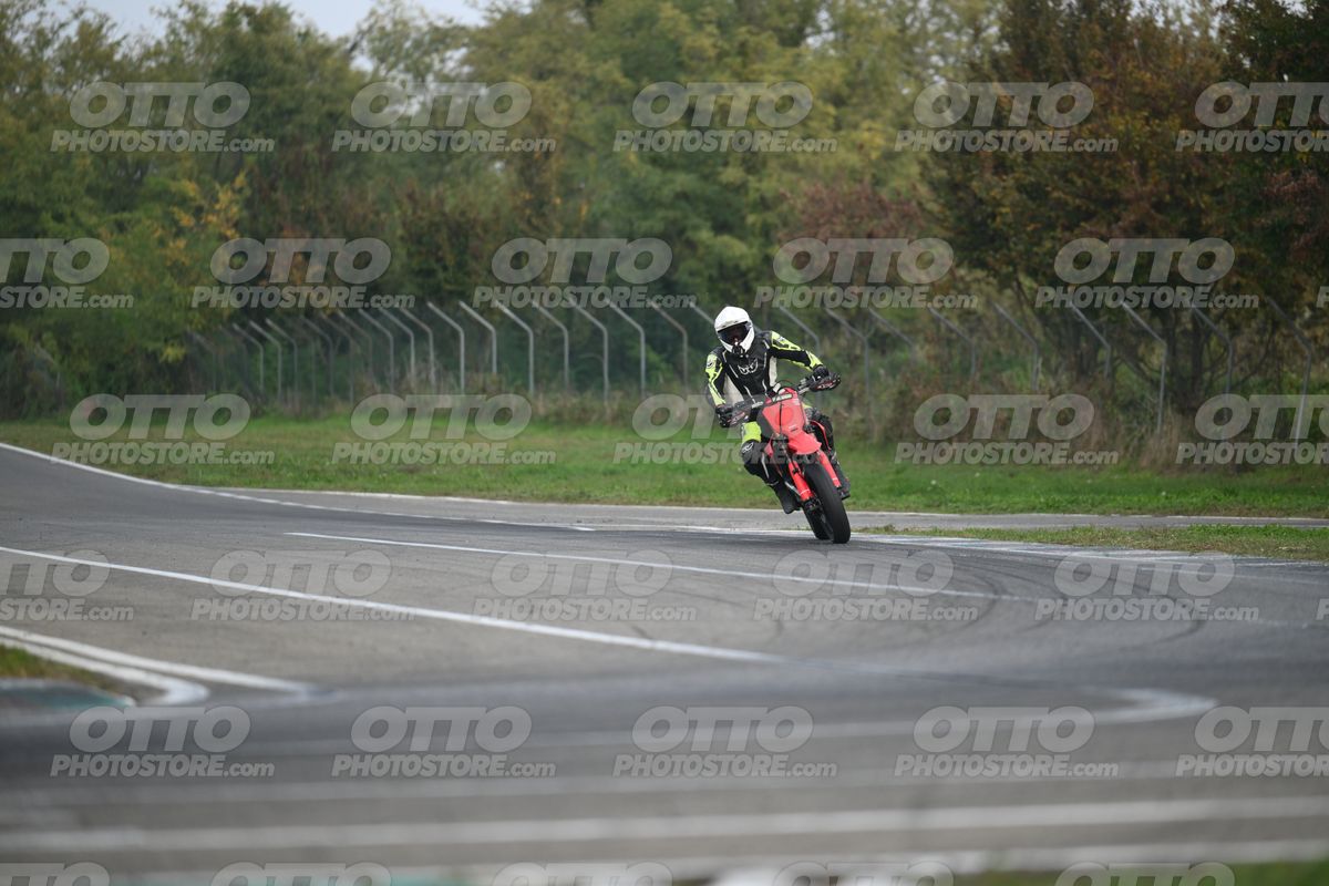 SUPERMOTO 0 RED CRF - WHITE HELMET · DSH_9175