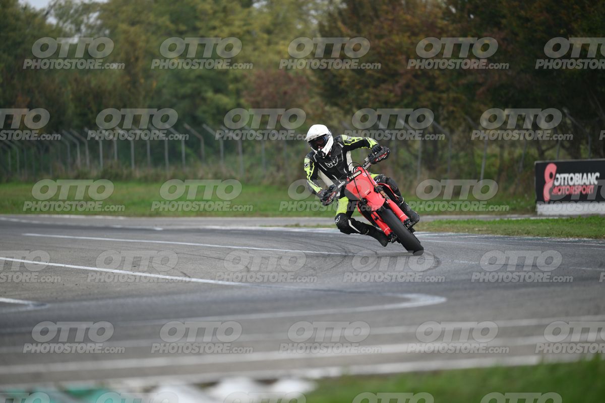 SUPERMOTO 0 RED CRF - WHITE HELMET · DSH_9177